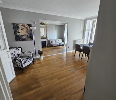 Faubourg Saint-Germain Apartment | LUXURY APPARTMENT IN 7th DISTRICT WITH TOUR EIFFEL VIEW