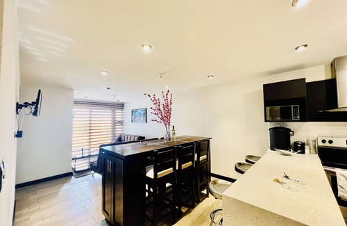 Zona 11 Apartment | Luxury Apt near airport