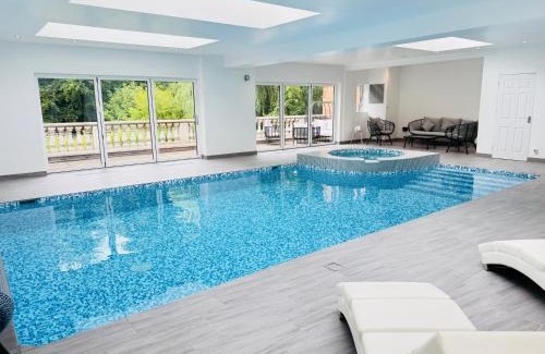 Sunningdale House | Luxury Ascot Escape with Private Hydrotherapy Pool & Wellness Spa