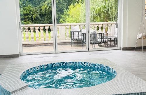 Sunningdale House | Luxury Ascot Escape with Private Hydrotherapy Pool & Wellness Spa