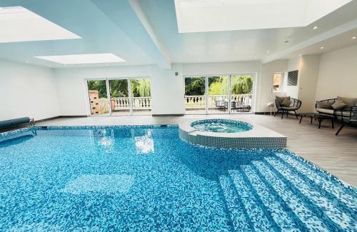 Sunningdale House | Luxury Ascot Escape with Private Hydrotherapy Pool & Wellness Spa