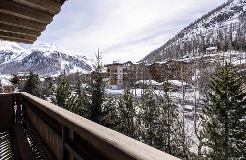 Le Cret Apartment | Luxury at the Slopes with Exclusive Service