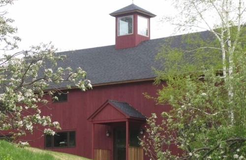 Craryville House | Luxury Barn Retreat . Year-Round Scenic “Park Like”Paradise.