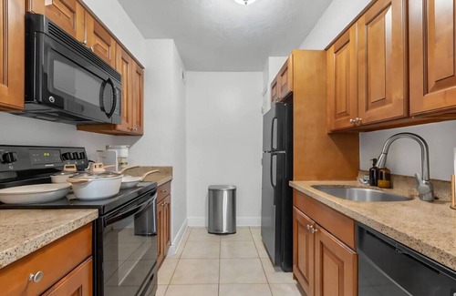 SoHo Apartment | Luxury Bayshore Stay | Pool, Gym & Free Parking
