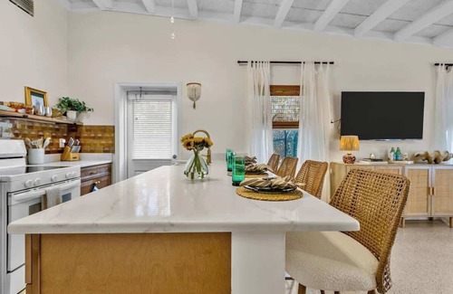 Indian Rocks Beach Cottage | Luxury Beach Bungalow | Walk to Dining & Sunset