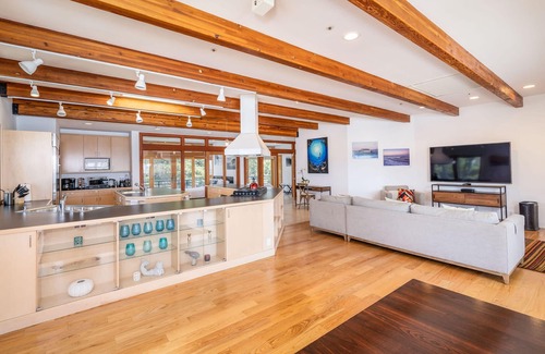 El Granada House | Luxury Beachfront Penthouse/Walk to the Beach, Restaurants, Entertainment