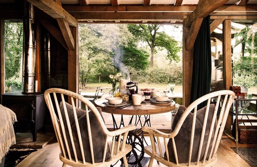 Billingshurst Cabin | Luxury Boltholes | Cabin in the woods with hot tub