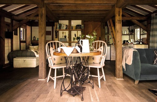 Billingshurst Cabin | Luxury Boltholes | Cabin in the woods with hot tub