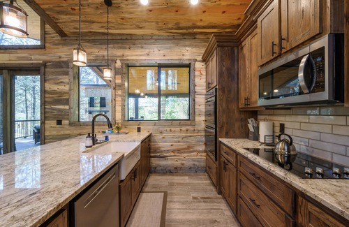 Broken Bow Cabin | Luxury Cabin, 2 BR 2.5 Bath, Sleeps 9 max, 2 Pets Max with Pet Fee