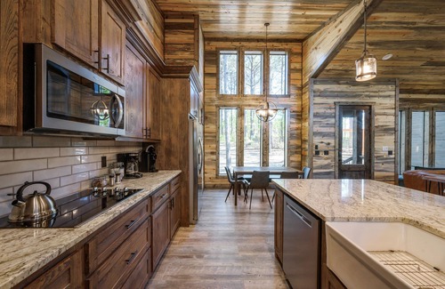 Broken Bow Cabin | Luxury Cabin, 2 BR 2.5 Bath, Sleeps 9 max, 2 Pets Max with Pet Fee