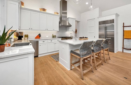 Athens House | Luxury Cabin, Secluded Ranch Retreat | Stocked Lakes, Firepits & Walking Trails