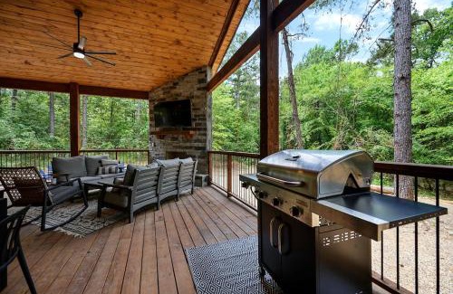 Pickens House | Luxury Cabin- Sleeps 12- Hot Tub - Dog Friendly
