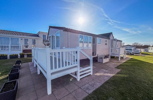 Hopton on Sea House | Luxury caravan for hire at Hopton Holiday Park with full sea views ref 80010H