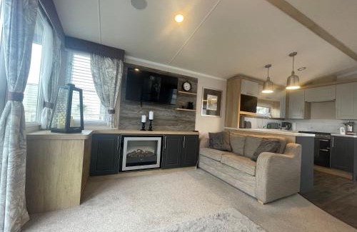Isle of Grain Apartment | Luxury Caravan with decking and a sea view at Kent coast