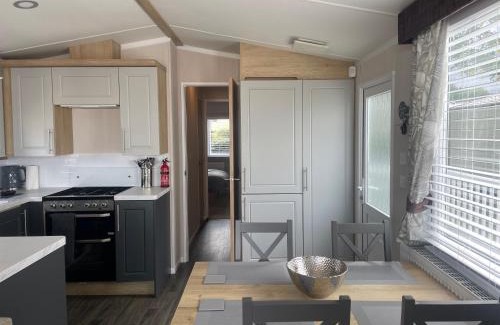 Isle of Grain Apartment | Luxury Caravan with decking and a sea view at Kent coast