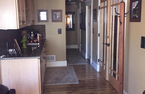 Central Hyde Park Cottage | LUXURY CarriageHouse 2 BR-2 BA Apt,Garage of Off-StreetParking,Levl 2 EV Charger