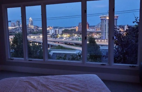 Covington House | Luxury Cincinnati City View Home