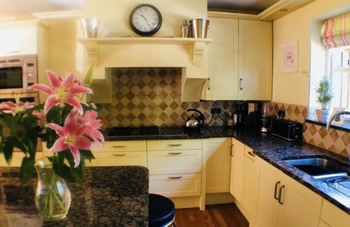 Sugnall Villa | Luxury & comfort. Like a boutique hotel. Gated, gardens, sauna, jacuzzi.