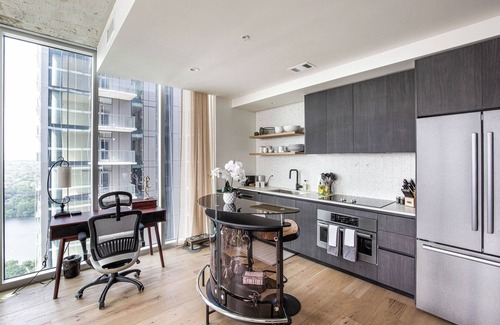 Downtown Austin Condo | Luxury Condo w/Lake View -Walk to Rainey & Lake, Pool, Gym, King Bed, Nespresso