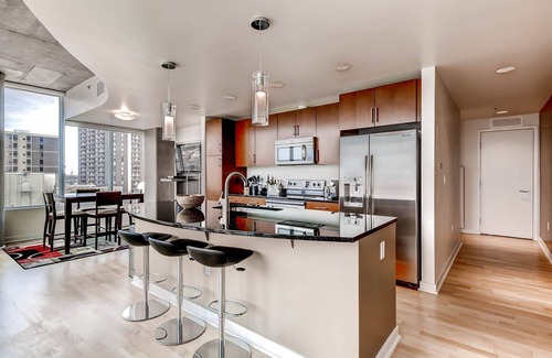 Downtown Denver Condo | LUXURY CORNER 2 Bd/3bth Condo/Pool/HotTub/Downtown/Spire