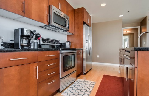 Downtown Denver Condo | LUXURY CORNER 2 Bd/3bth Condo/Pool/HotTub/Downtown/Spire