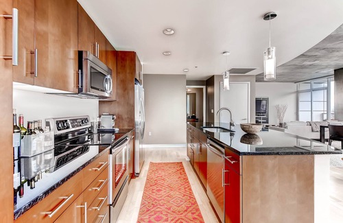 Downtown Denver Condo | LUXURY CORNER 2 Bd/3bth Condo/Pool/HotTub/Downtown/Spire