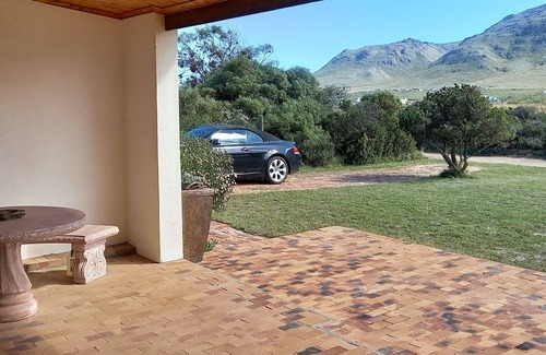 Betty's Bay Cottage | Luxury cottage with beautiful views of a lake in a nature reserve near the sea