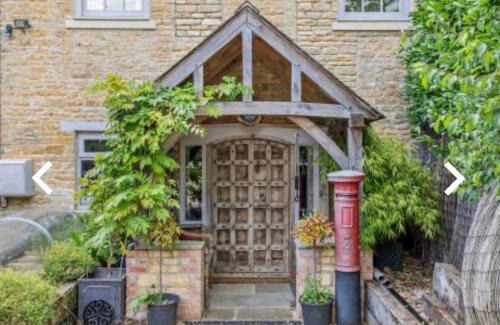 Chipping Norton House | Luxury Country Cottage With A View