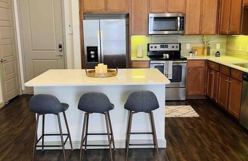 Central Business District Apartment | Luxury Downtown Apt 1 BD, With pullout sofa and Pool & Sky View