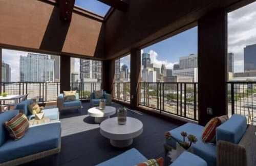 Central Business District Apartment | Luxury Downtown Apt 1 BD, With pullout sofa and Pool & Sky View