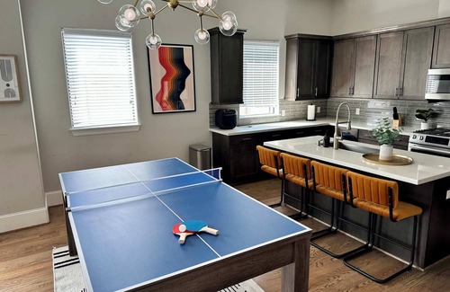 East Downtown Houston House | Luxury Downtown Home w Rooftop Deck in the Skyline