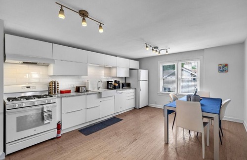 Royal Oak Apartment | Luxury Downtown Retreat - Prime Spot - Sleeps 6