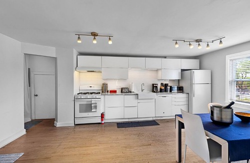 Royal Oak Apartment | Luxury Downtown Retreat - Prime Spot - Sleeps 6