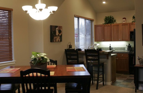 Redmond House | Luxury Eagle Crest Condo- Private Hot Tub, Fireplace, Free WiFi!