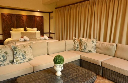 Middelburg House | LUXURY EN-SUITE ROOM WITH LOUNGE @ 4 STAR GUEST HOUSE
