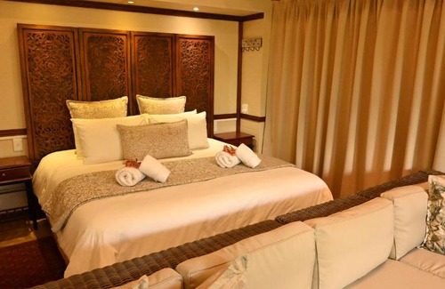 Middelburg House | LUXURY EN-SUITE ROOM WITH LOUNGE @ 4 STAR GUEST HOUSE