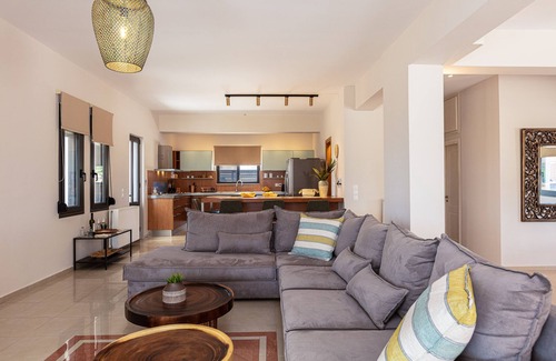 Akrotiri Villa | Luxury Ensuite Villa Overlooking Souda Bay