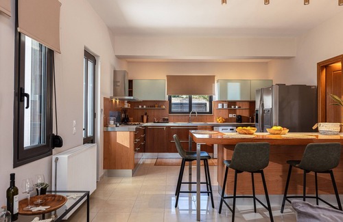 Akrotiri Villa | Luxury Ensuite Villa Overlooking Souda Bay