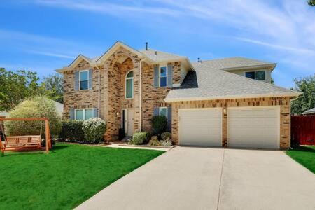 Flower Mound House | Luxury Escape Home with pool spa game room
