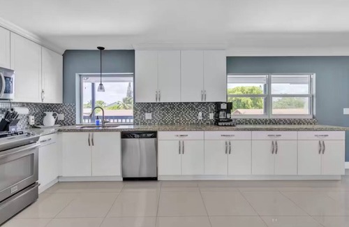 Cutler Bay House | Luxury Escape: Pool, Hot tub, Mini Golf & More!