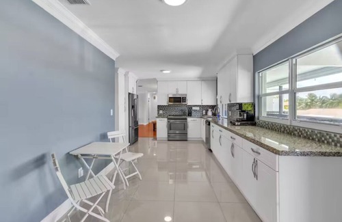 Cutler Bay House | Luxury Escape: Pool, Hot tub, Mini Golf & More!