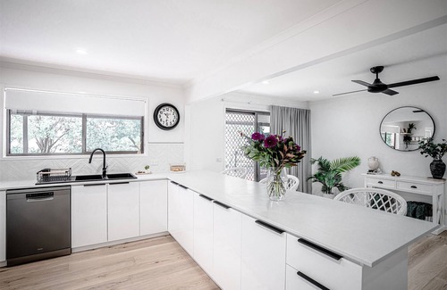 Lurg House | Luxury Farm Stay with Breathtaking Views – Sleeps 9, Close to Benalla