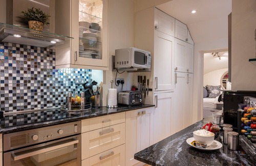 Warwick Apartment | LUXURY FLAT, ELEGANT TOWNHOUSE, SUPERB AREA, MANY AMENITIES, INC. CAR SERVICE
