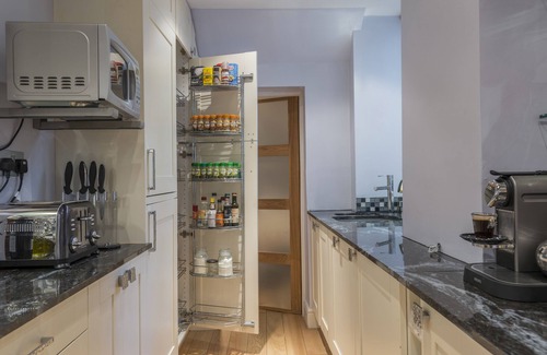 Warwick Apartment | LUXURY FLAT, ELEGANT TOWNHOUSE, SUPERB AREA, MANY AMENITIES, INC. CAR SERVICE