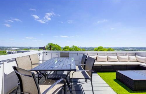 Nashville House | Luxury four-story Home with Rooftop views, 10min to Downtown! Sleeps 12!