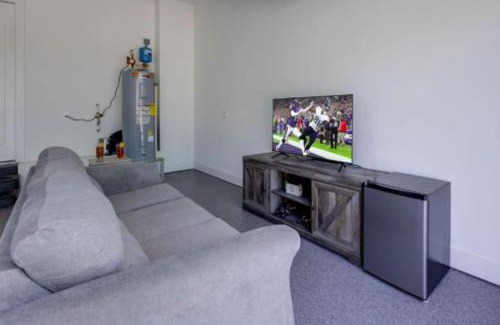 Nashville House | Luxury four-story Home with Rooftop views, 10min to Downtown! Sleeps 12!