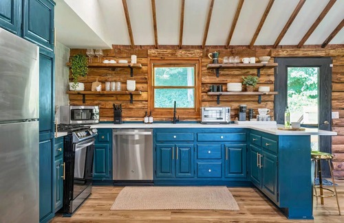 Richmondville House | Luxury Getaway Cabin Hot Tub + Sauna and More!