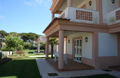 Praia del Rei Apartment | Luxury ground floor apartment w/garden in Praia del Rey only from €600 a week