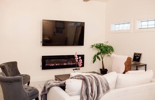Pickering Apartment | Luxury Guest Suite, Pickering, ON