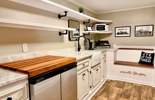 Smyrna House | Luxury Guest Suite w/Arcade+Mini-Golf & Tiki Bar: Near The Battery & Truist Park
